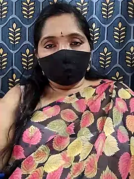 Snapshot of Soni-queen chatting on 11.21.25 Soni-queen online show from 11.21.25