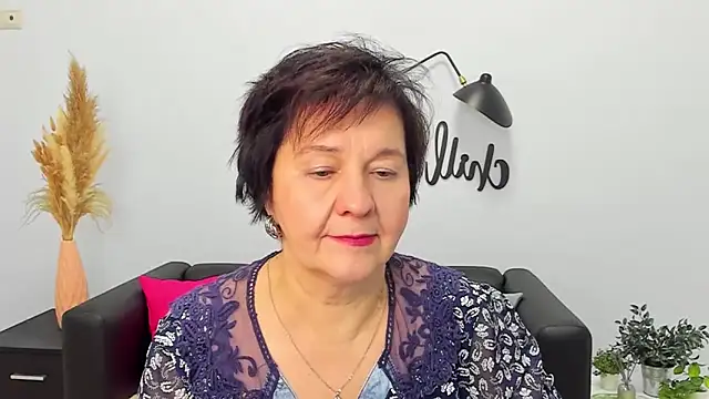 Snapshot of EveRalphes chatting on 11.26.25 EveRalphes online show from 11.26.25