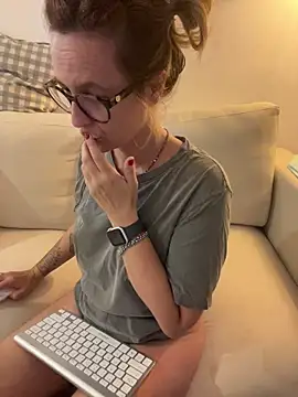 Snapshot of KnotBabe chatting on 02.25.26 KnotBabe online show from 02.25.26