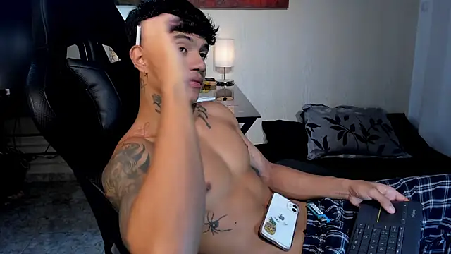 Snapshot of aress_damon chatting on 12.18.25 aress damon online show from 12.18.25