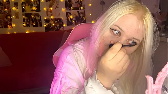 Snapshot of melissara1n chatting on 12.04.25 melissara1n online show from 12.04.25