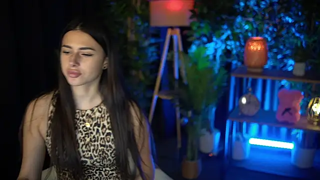 LuxeAvelyn online show from 11.26.25