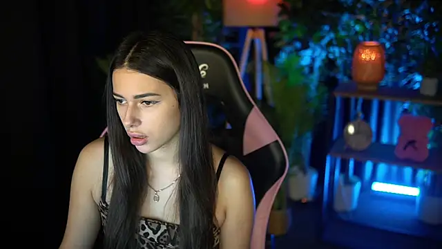 LuxeAvelyn online show from 11.28.25