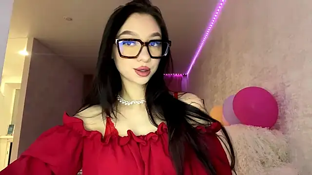 Snapshot of KristaLarmon chatting on 12.04.25 KristaLarmon online show from 12.04.25