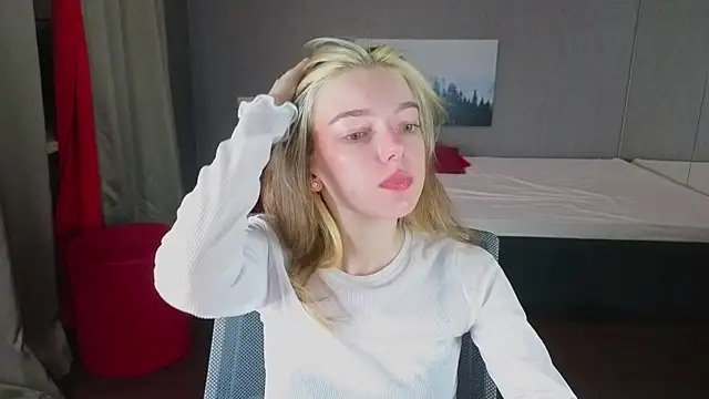 Snapshot of MILLIE_MUR chatting on 12.14.25 MILLIE MUR online show from 12.14.25