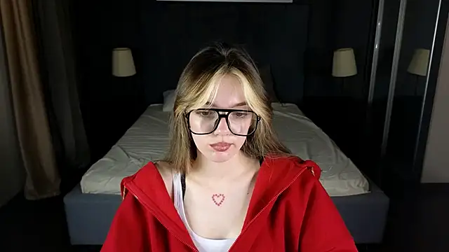 Snapshot of MILLIE_MUR chatting on 12.15.25 MILLIE MUR online show from 12.15.25