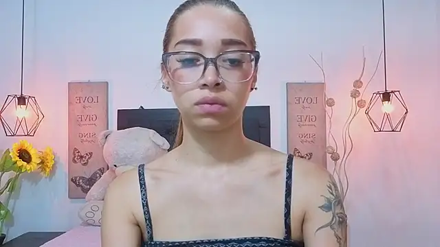 Snapshot of Antonella_mc chatting on 06.19.26 Antonella mc online show from 06.19.26