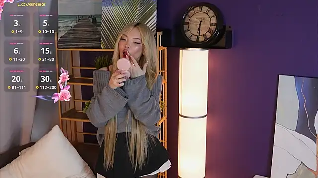 Snapshot of DeliciaKingdom chatting on 12.16.25 DeliciaKingdom online show from 12.16.25