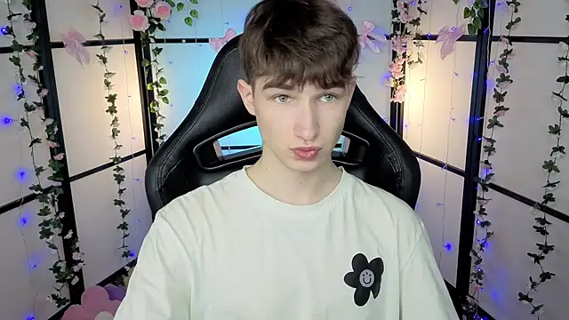 Snapshot of Maxwellchiik chatting on 11.29.25 Maxwellchiik online show from 11.29.25