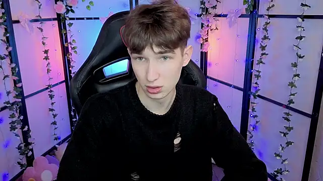 Snapshot of Maxwellchiik chatting on 11.30.25 Maxwellchiik online show from 11.30.25