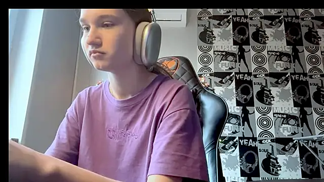 Snapshot of helgicuteness chatting on 12.14.25 helgicuteness online show from 12.14.25