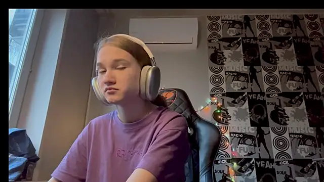 Snapshot of helgicuteness chatting on 12.15.25 helgicuteness online show from 12.15.25