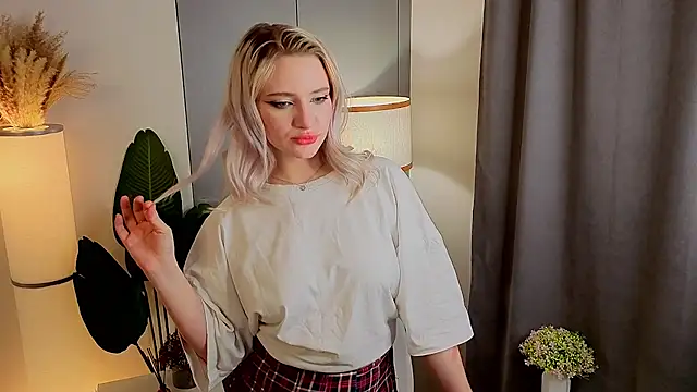 Snapshot of DorthaDunt chatting on 11.30.25 DorthaDunt online show from 11.30.25