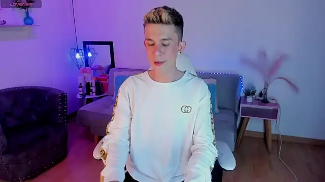 Snapshot of Juaan_Diick chatting on 02.12.26 Juaan Diick online show from 02.12.26