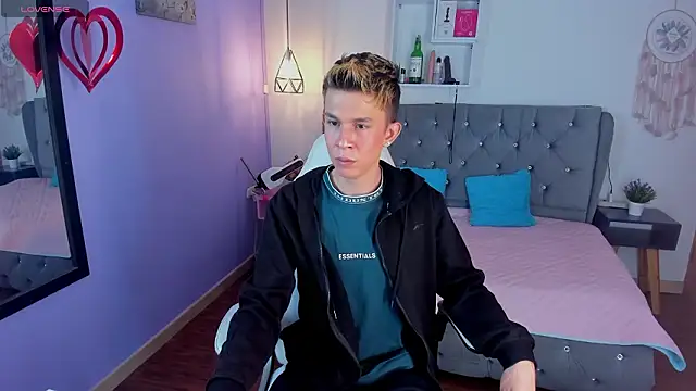 Snapshot of Juaan_Diick chatting on 03.04.26 Juaan Diick online show from 03.04.26