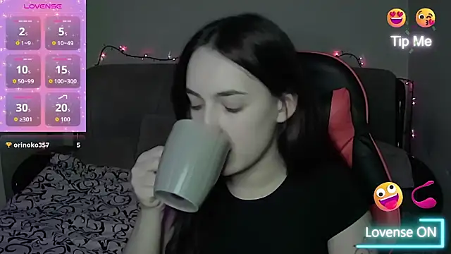 Snapshot of Star_Kate chatting on 11.27.25 Star Kate online show from 11.27.25