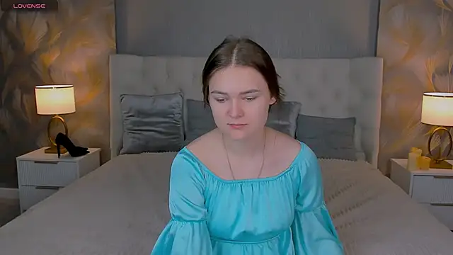 Snapshot of GLORIA_BLOOM chatting on 11.30.25 GLORIA BLOOM online show from 11.30.25