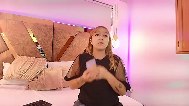 Snapshot of emma_cook_ chatting on 11.28.25 emma cook online show from 11.28.25