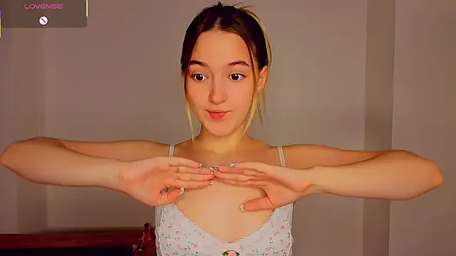 Snapshot of MarySparkl chatting on 11.30.25 MarySparkl online show from 11.30.25