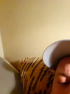 Snapshot of BODY78_M chatting on 12.14.25 BODY78 M online show from 12.14.25