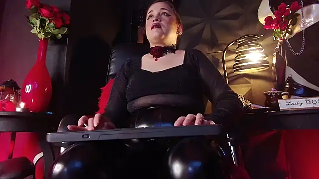 Snapshot of MillyWhrite chatting on 12.22.25 MillyWhrite online show from 12.22.25