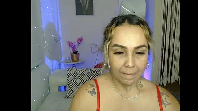Snapshot of Aunty_milf chatting on 06.16.26 Aunty milf online show from 06.16.26