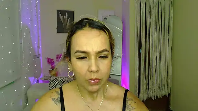 Snapshot of Aunty_milf chatting on 06.30.26 Aunty milf online show from 06.30.26