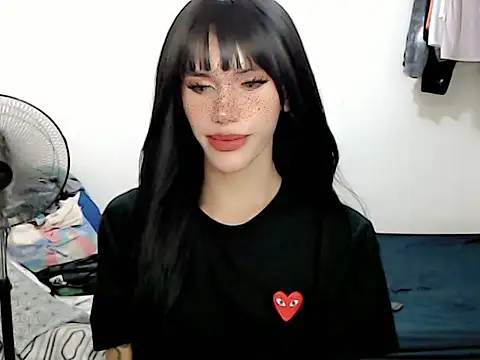 Snapshot of superhotbabe chatting on 11.25.25 superhotbabe online show from 11.25.25