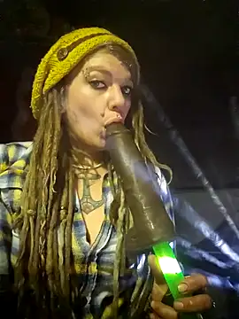 Snapshot of Horny_hippie chatting on 02.18.25 Horny hippie online show from 02.18.25