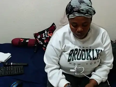 Snapshot of KittyPussyZA chatting on 05.05.26 KittyPussyZA online show from 05.05.26