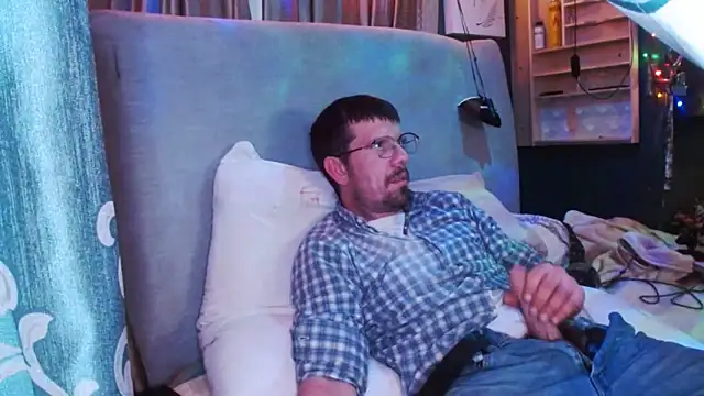 Snapshot of Roadie0187 chatting on 12.21.25 Roadie0187 online show from 12.21.25