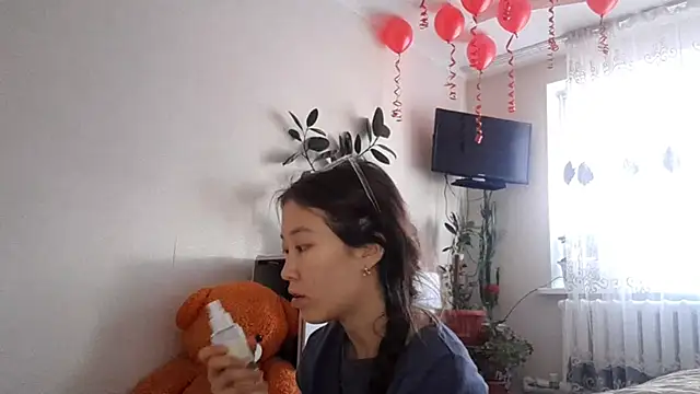 Snapshot of MollyTiger chatting on 11.27.25 MollyTiger online show from 11.27.25