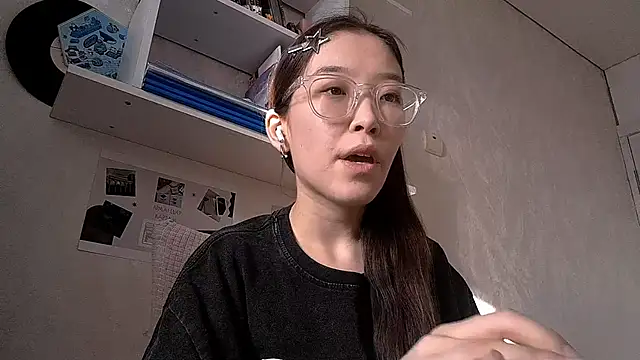 Snapshot of MollyTiger chatting on 11.29.25 MollyTiger online show from 11.29.25