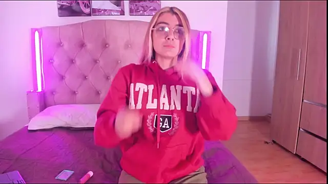 Snapshot of luciana_pink0 chatting on 11.28.25 luciana pink0 online show from 11.28.25