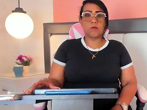 Snapshot of KarolWest_ chatting on 12.16.25 KarolWest online show from 12.16.25