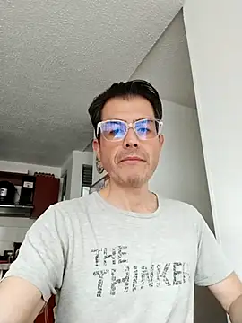 Snapshot of Fuegosutil chatting on 11.30.25 Fuegosutil online show from 11.30.25