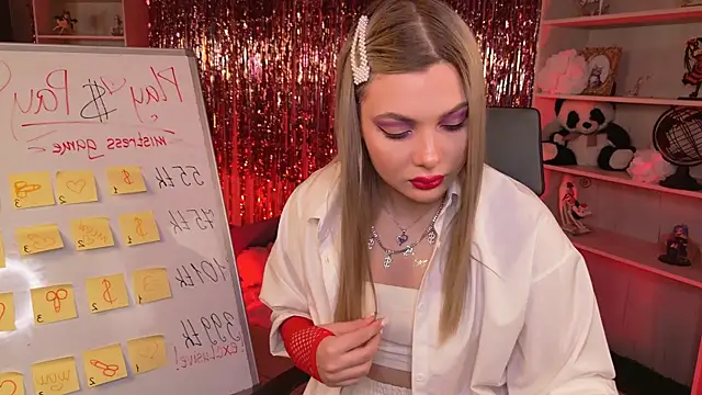 HyileyClark online show from 04.10.26