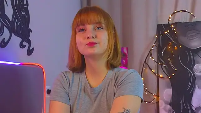 Snapshot of AsiaBritney chatting on 11.30.25 AsiaBritney online show from 11.30.25