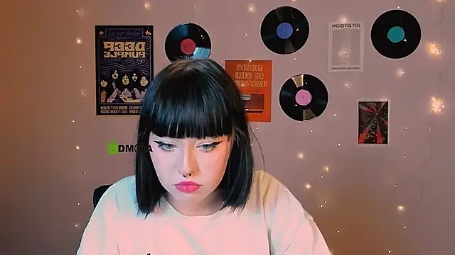 Snapshot of mira_cool_ chatting on 12.15.25 mira cool online show from 12.15.25