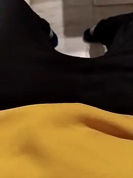 Snapshot of erdestruttor18 chatting on 11.26.25 erdestruttor18 online show from 11.26.25