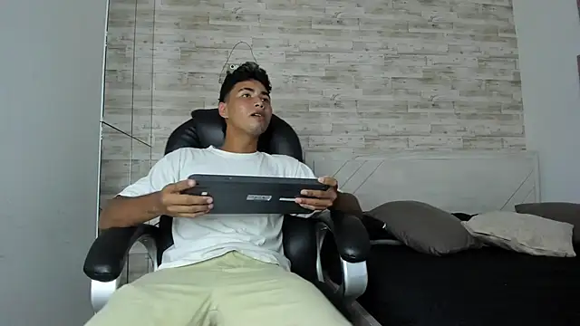 Simon Pernia online show from 12.01.25