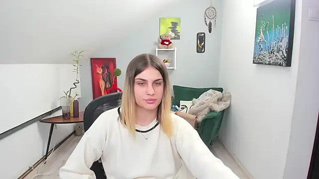 Snapshot of SarahOwenn chatting on 11.28.25 SarahOwenn online show from 11.28.25