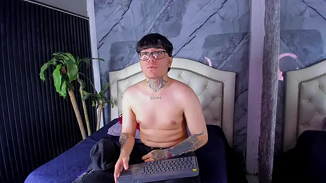 Snapshot of Noah_West18 chatting on 11.28.25 Noah West18 online show from 11.28.25