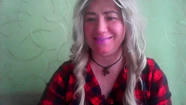 Snapshot of ClaireShannon chatting on 12.17.25 ClaireShannon online show from 12.17.25