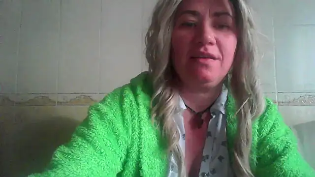 Snapshot of ClaireShannon chatting on 12.18.25 ClaireShannon online show from 12.18.25
