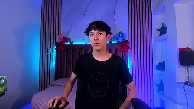 Snapshot of SthepanodiMonaco chatting on 12.17.25 SthepanodiMonaco online show from 12.17.25