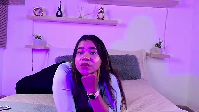 Snapshot of Lunaartistry chatting on 11.29.25 Lunaartistry online show from 11.29.25