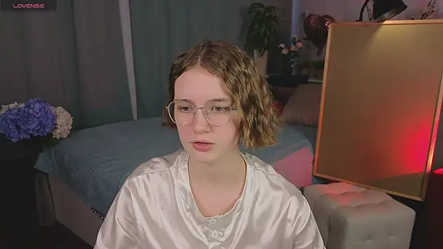 Mia Mooore online show from 02.13.26