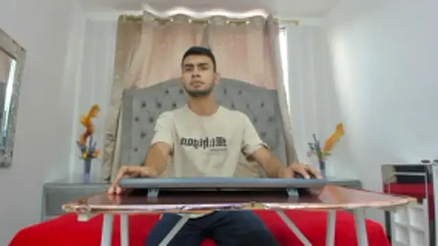 Snapshot of WillSainz chatting on 12.18.25 WillSainz online show from 12.18.25