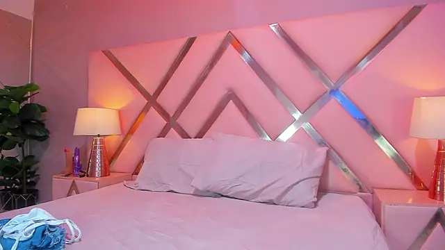 Snapshot of ViolettaLane chatting on 12.02.25 ViolettaLane online show from 12.02.25